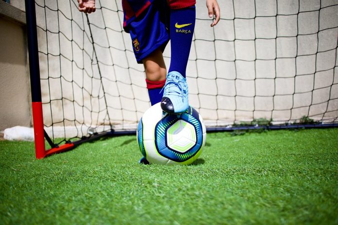 Walcott: Arsenal youngster Dowman moves like Messi